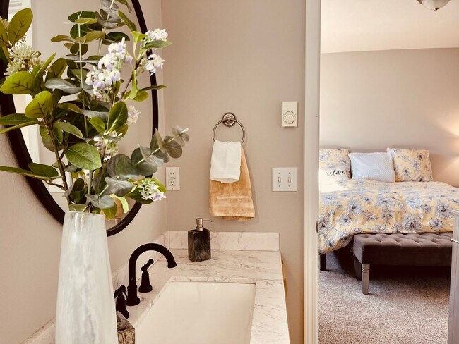 Building Photo - Fully Furnished 2 bedroom cottage in downtown Poulsbo...available starting 5-1