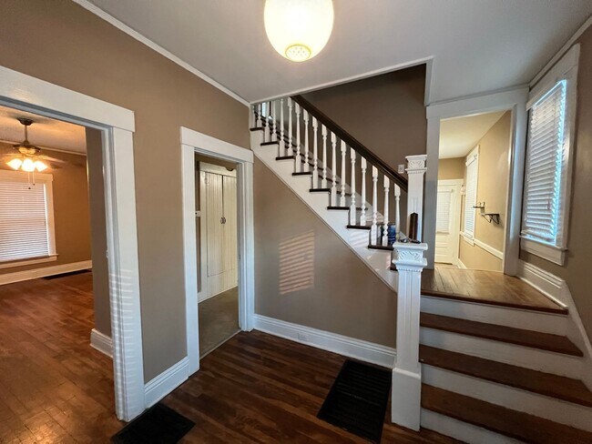 Building Photo - Beautiful house for rent!
