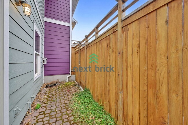 Building Photo - Live Easy in This Beautiful 2-Bedroom Condo