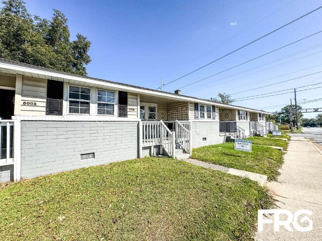 Building Photo - 600 Howell St