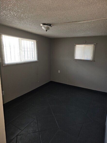 Building Photo - 320 E Ajo Way