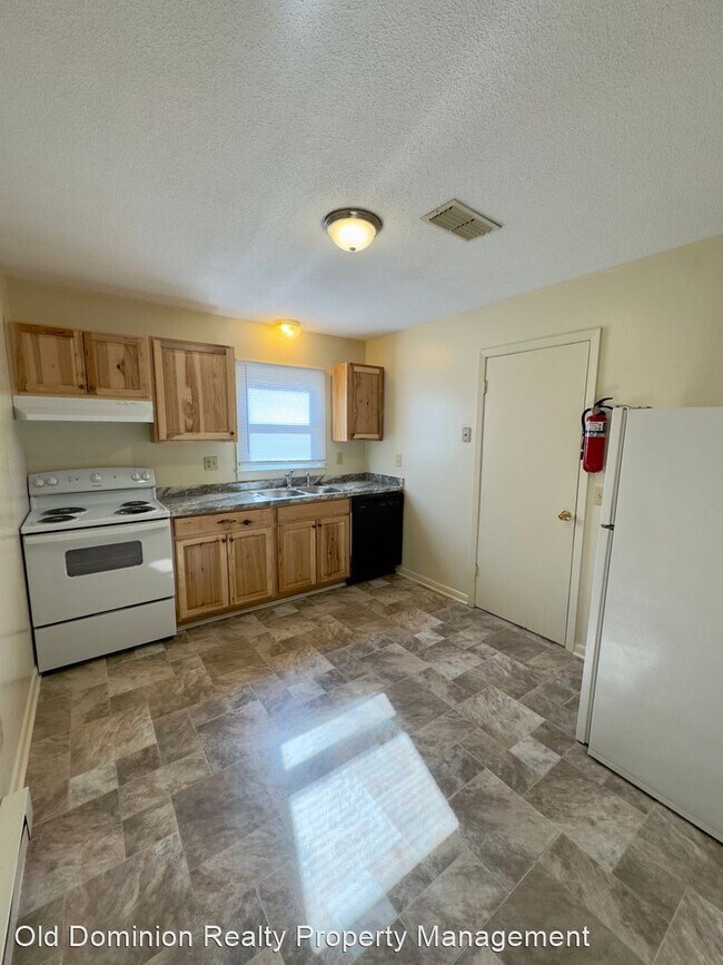 Building Photo - 2 br, 1.5 bath House - 548 Roosevelt Street