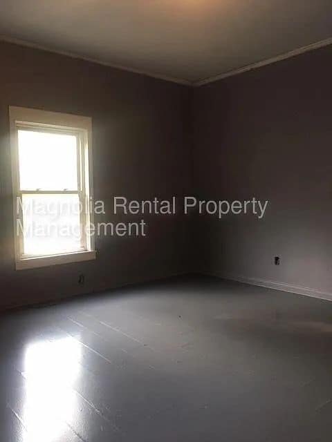 Building Photo - "Charming 2-Bedroom Gem in Greenville – Your Perfect Cozy Retreat!"