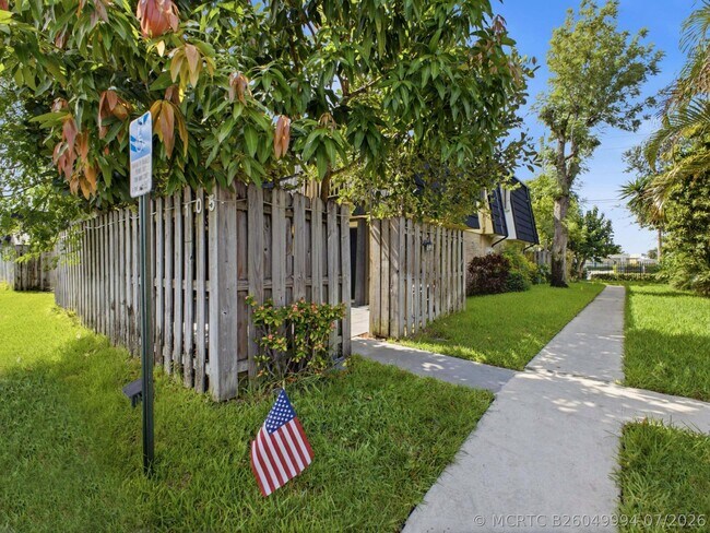 Building Photo - 105 Woodland Rd