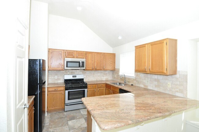 Building Photo - Freshly Painted! 1 Story with 3 bed/2bath....
