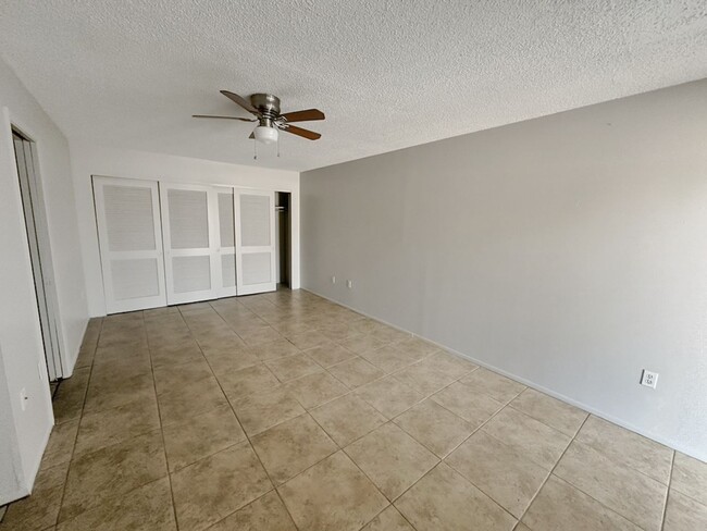 Building Photo - Centrally Located Studio Apartment in Sara...