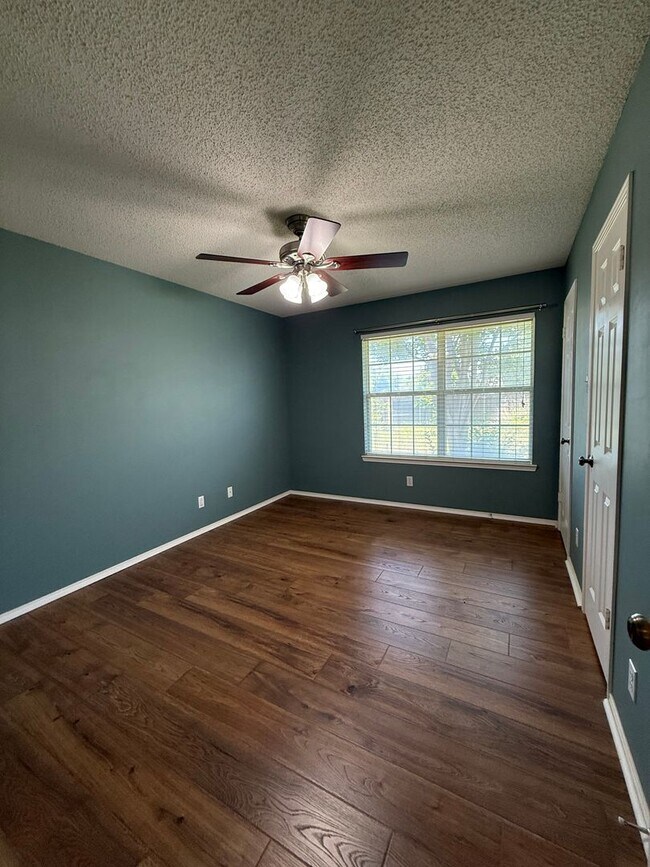 Building Photo - Gorgeous 3 bed/2bath home in Twin Oaks AVAILABLE NOW!