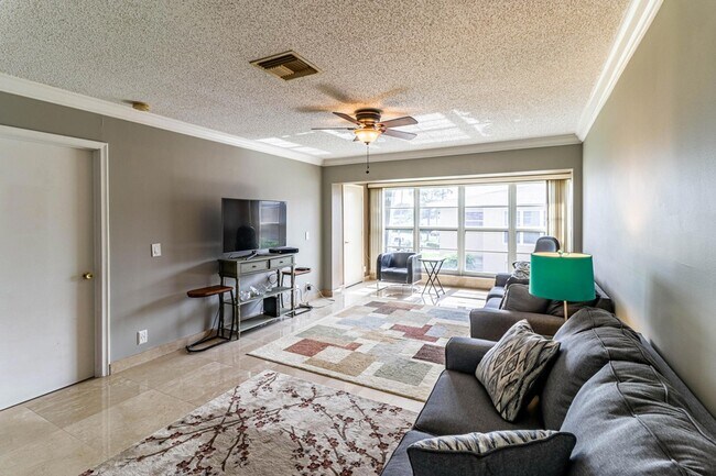 Building Photo - 2460 Juniper Dr