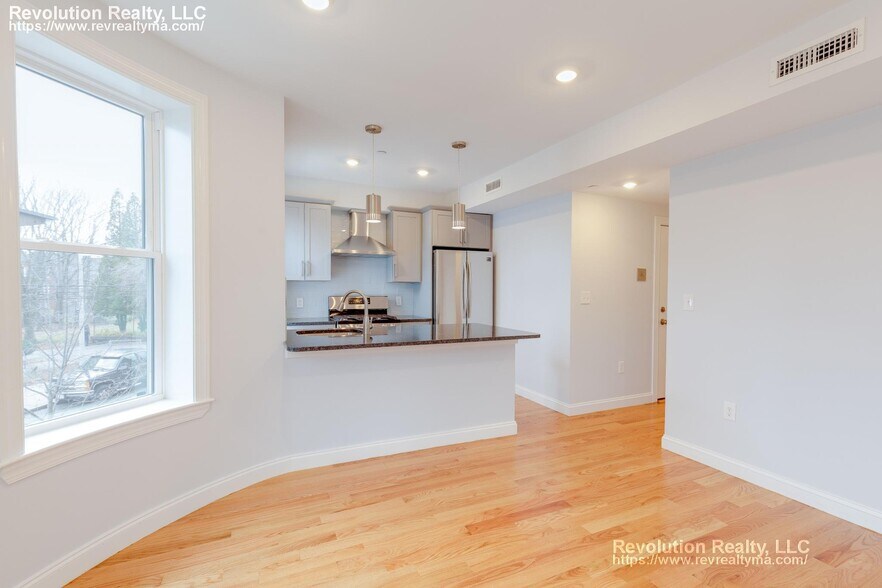 Building Photo - 15 Kenilworth St