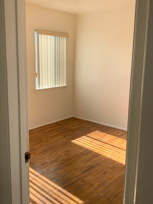 Building Photo - **MOVE-IN DEPOSIT SPECIAL** Lovely 2 Bedroom & 1 Bathroom