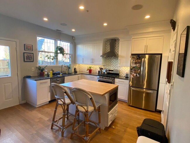 Building Photo - 325 U St NW