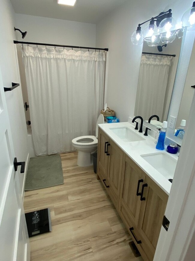 Building Photo - Beautiful 3 bed 2.5 bath Townhome