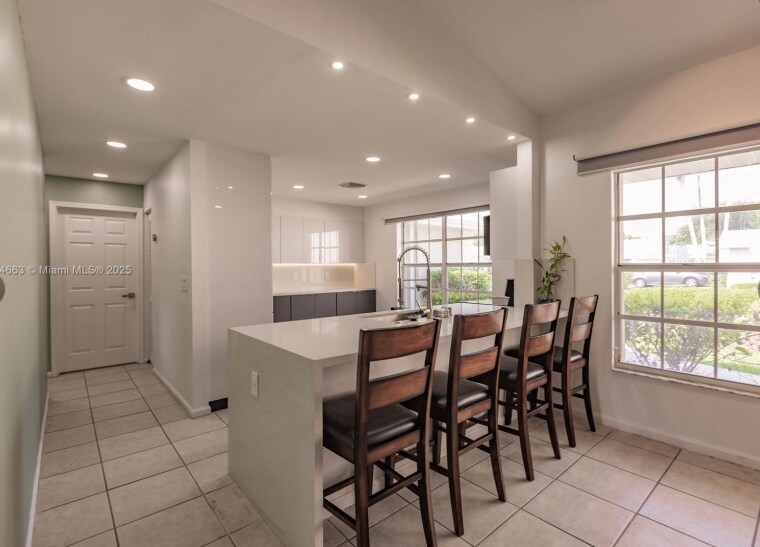 Building Photo - 2235 SE 6th Ct