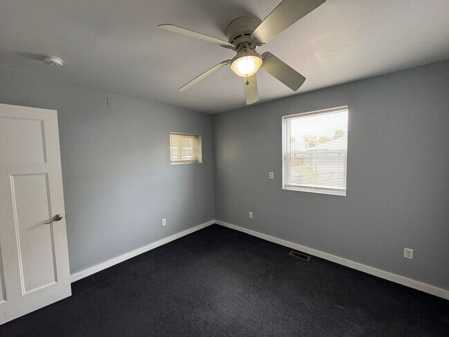 Building Photo - 119 W 39th St