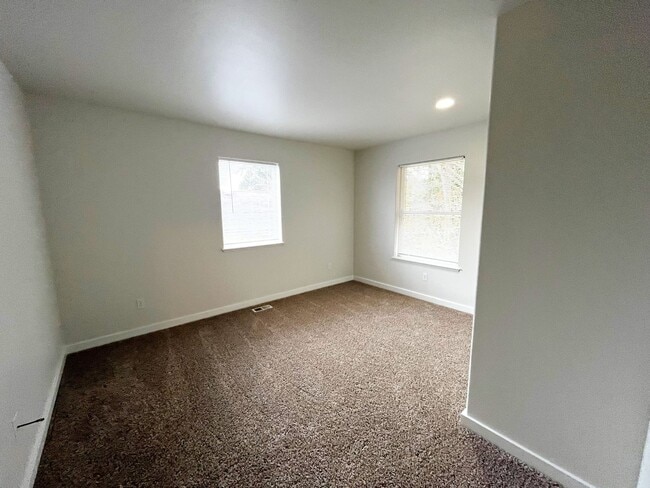 Building Photo - Spacious Four Bedroom Home with Bonus Room - Toledo St