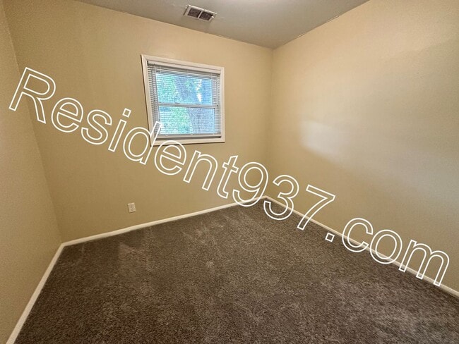 Building Photo - 3 Bed 1 Bath Home