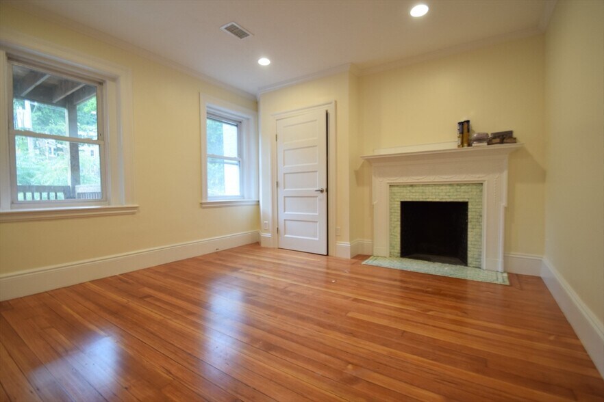 Building Photo - 1619 Beacon St