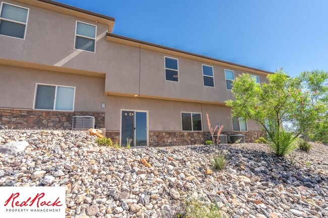 Building Photo - Lovely townhome with Community Pool!