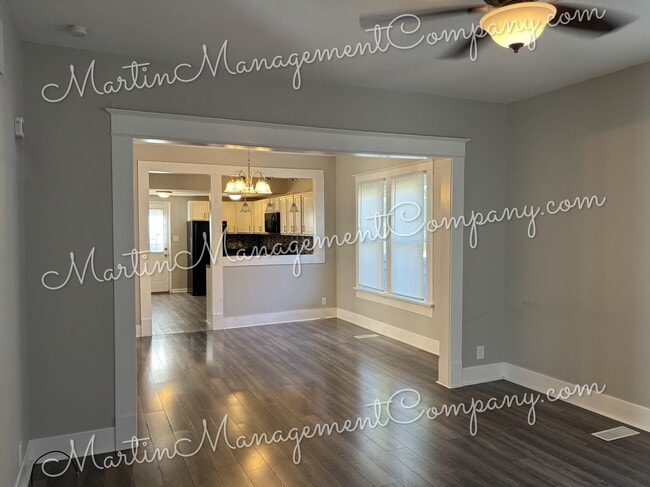 Building Photo - 1528 E 6th St