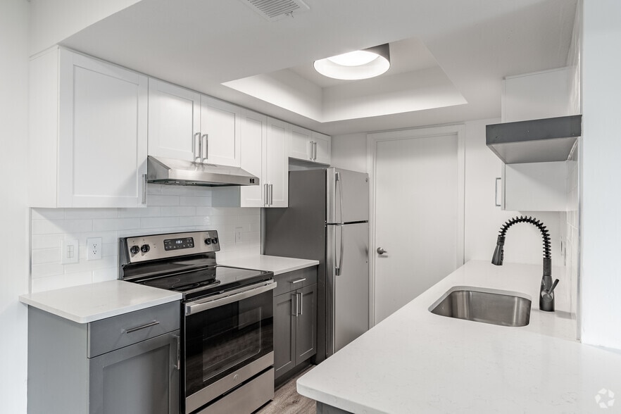 2BR, 2BA - 950SF (B1-Renovated) Kitchen - Virginia Highland Apartment Homes