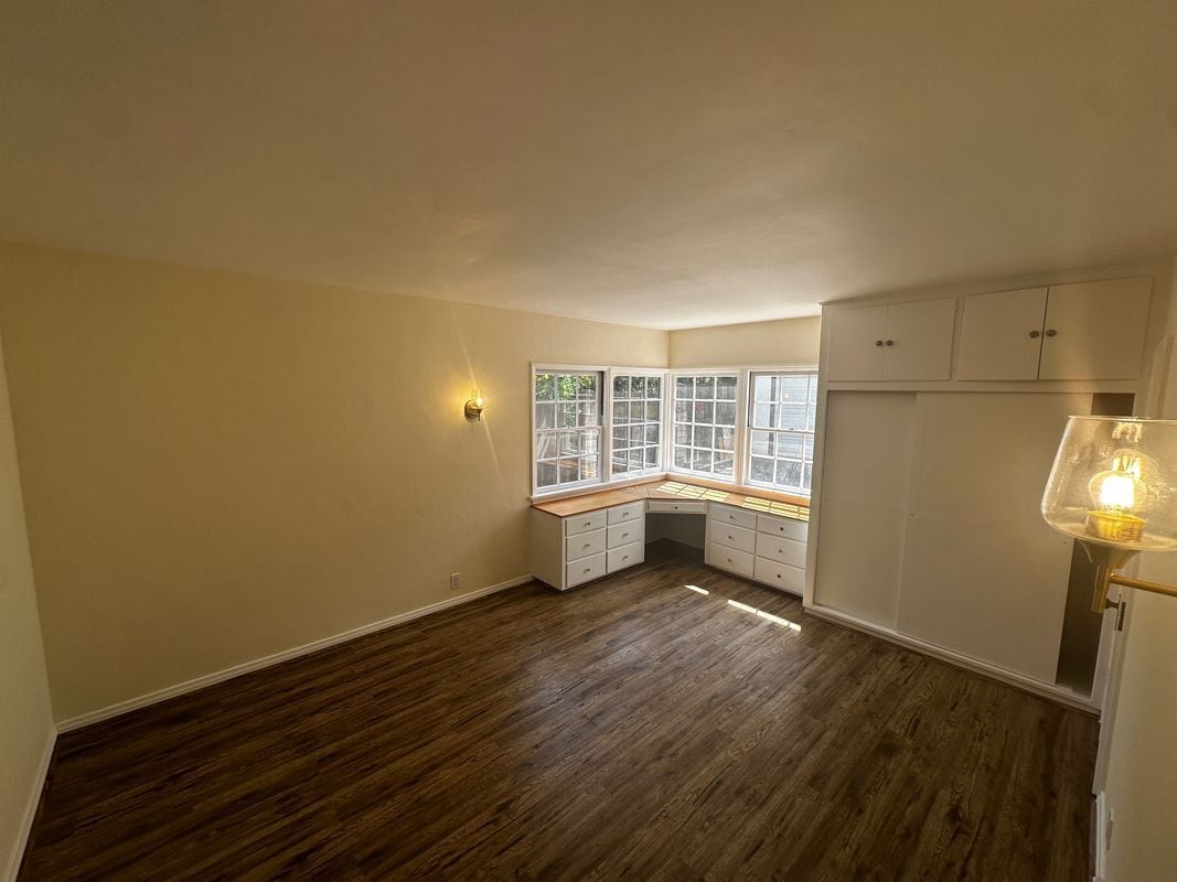 Building Photo - 2151 N Altadena Dr