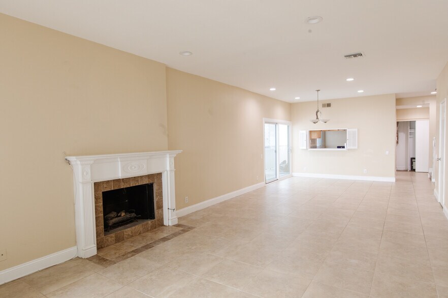 Building Photo - 10933 Wellworth Ave