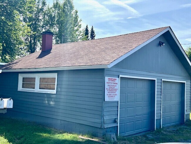 Building Photo - Midtown 3 Bed Apt. w/ 2 Car Garage