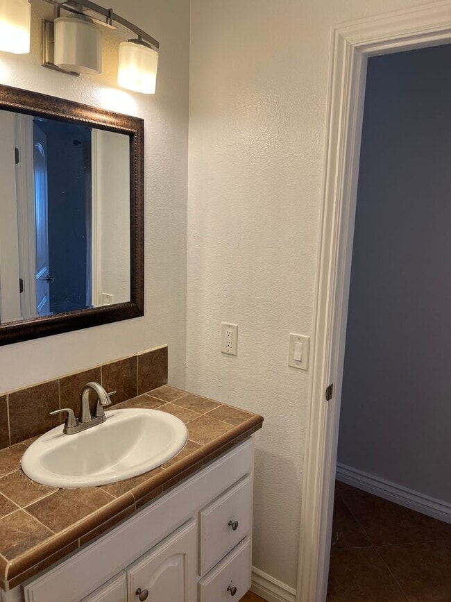 Building Photo - Beautiful 2 Bedroom/1 Bath Floor Level Rem...