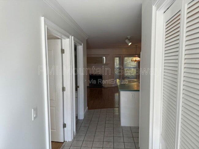 Building Photo - 73 Birdie Ln