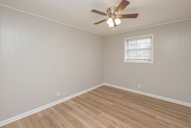 Building Photo - Newly Renovated - Move In Ready Home! 5 Bedrooms 3 Bathrooms