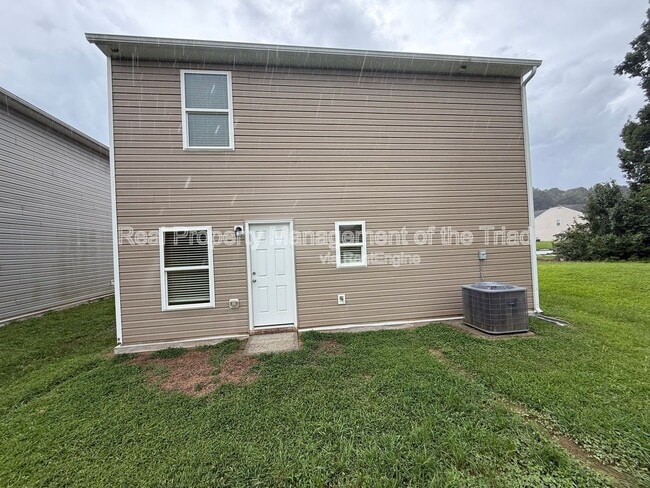 Building Photo - 3918 Vershire Ave