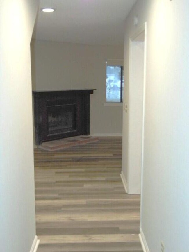 Building Photo - END UNIT TOWNHOME