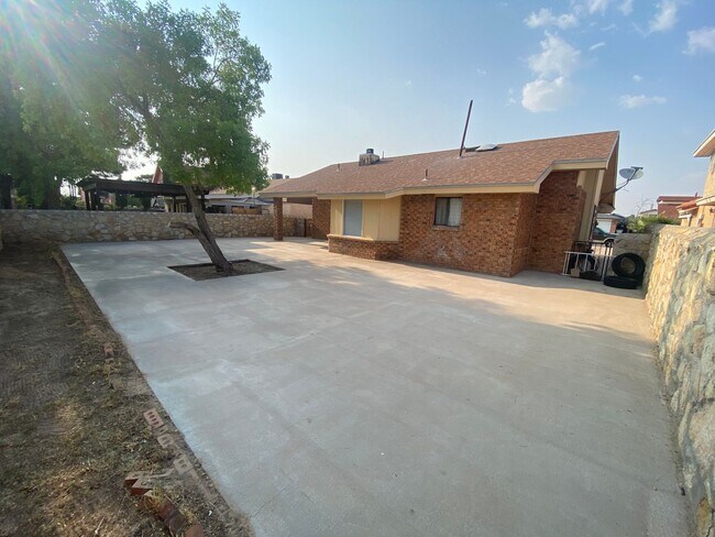 Building Photo - EASTSIDE HOME FOR RENT