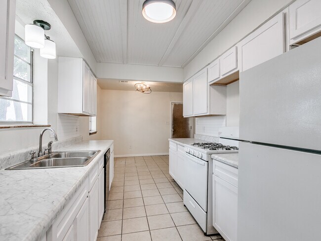 Building Photo - 3300 House