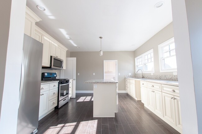 Building Photo - Amazing 3 bed 2.5 bath single family house...