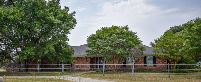 Building Photo - Country Home with 3 Bedrooms and 2 Baths