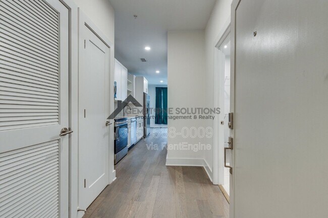 Building Photo - 1041 E Trinity Ln