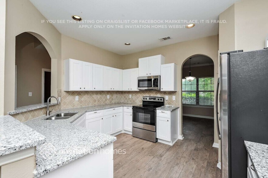 Building Photo - 2942 Greenway Dr