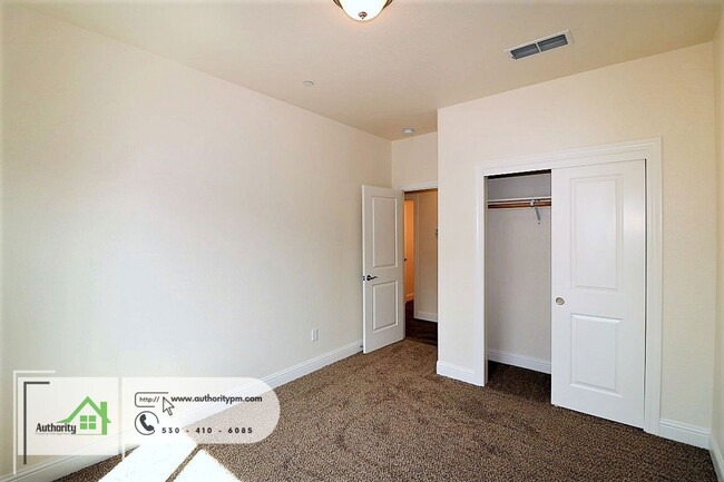 Building Photo - 2530 Rainbow Ln