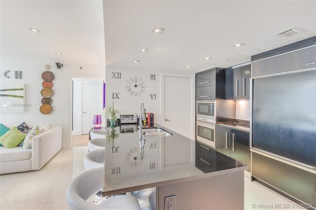 Building Photo - 475 Brickell Ave