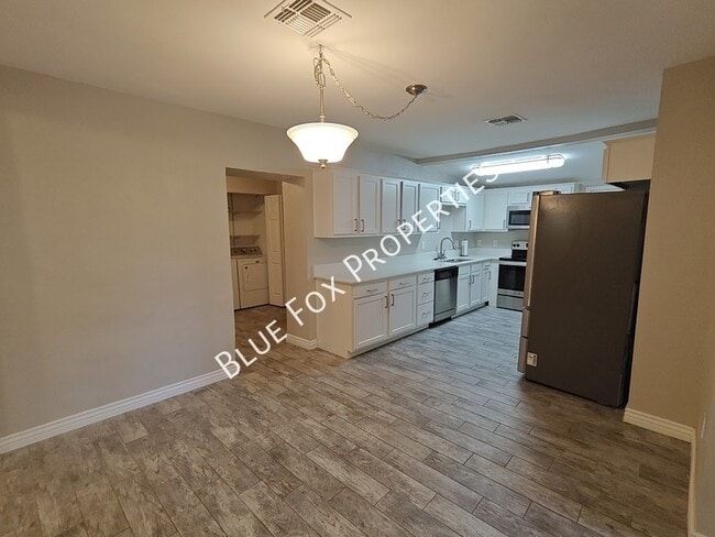 Building Photo - 619 S Highland Ave