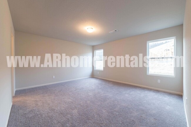 Building Photo - Spacious Newer Home!