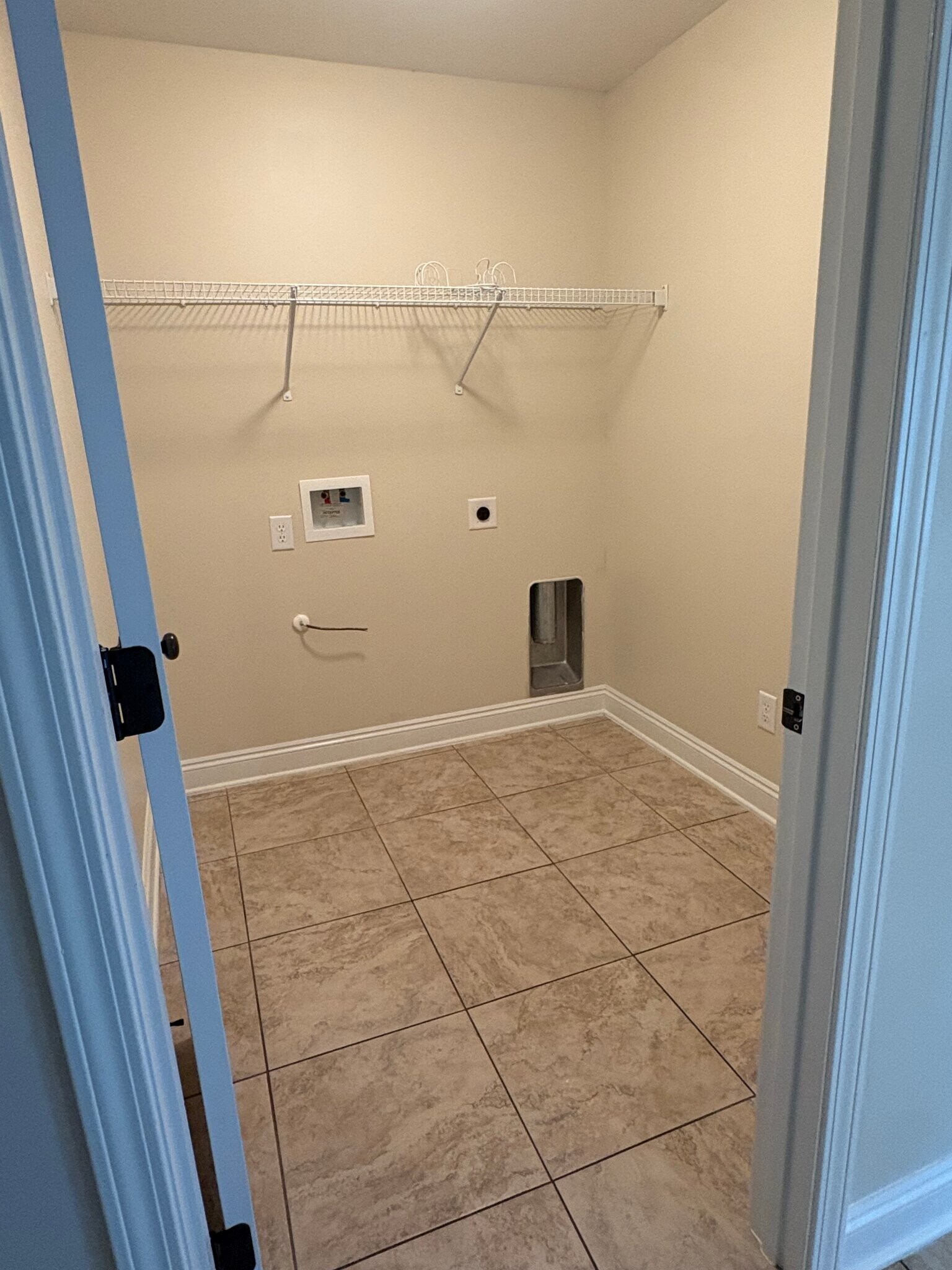 Building Photo - 986 Tudor Ln