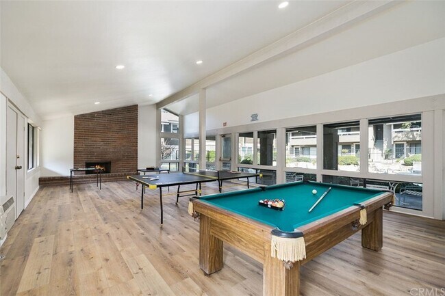 Building Photo - 323 Streamwood-
