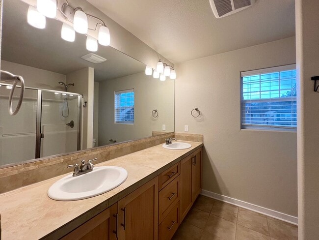 Building Photo - Beautiful 4 Bed, 2.5 Bath Home with Two Car Garage!