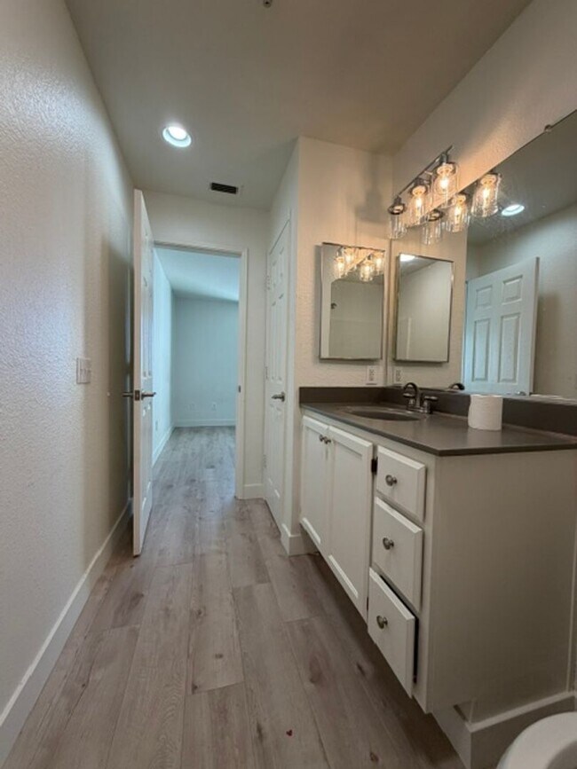 Building Photo - Very Nice 2 Bedroom and 2 Bathroom Apartment $2,425 + $125.00 WSG