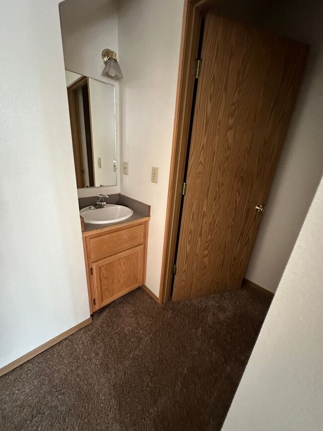 Building Photo - Townhouse Close to COCC! All New Carpet & ...