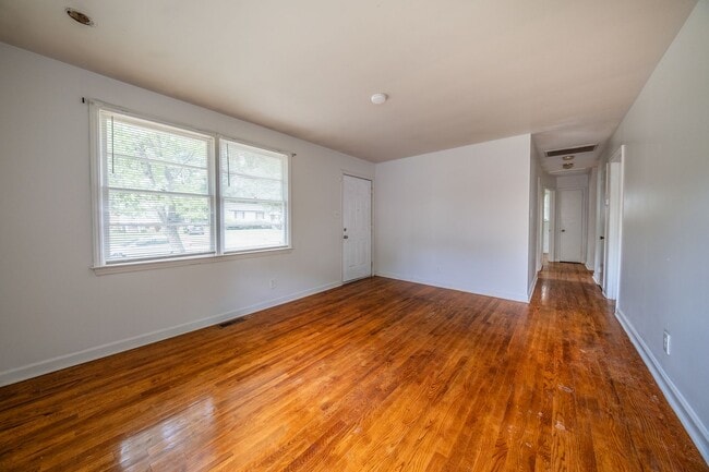 Building Photo - 3-bedroom, 1-bath home with a fenced-in yard, located on Guerrant Street in Greensboro