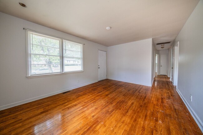 Building Photo - 3-bedroom, 1-bath home with a fully fenced-in yard!