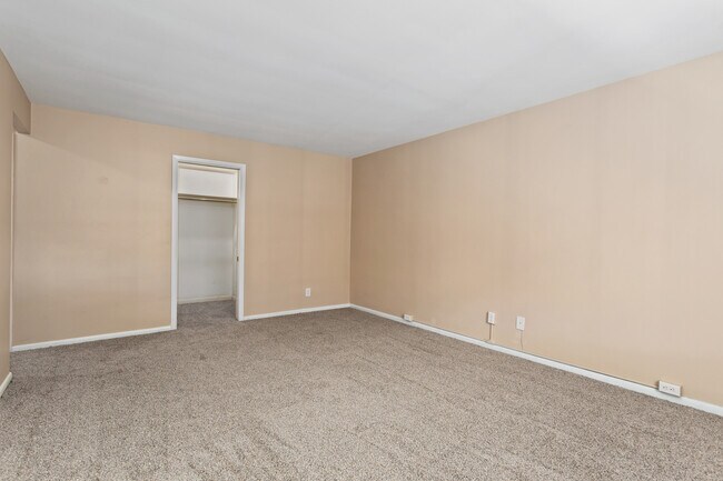 Master with walk-in - 19425 Van Aken Blvd